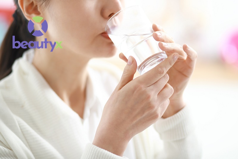 Uống đủ 2 lít nước mỗi ngày giúp thải độc tố ra khỏi cơ thể