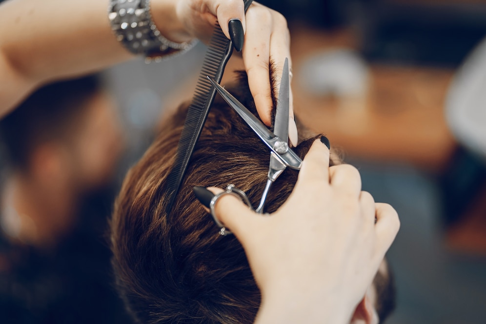 Tại đây, chúng tôi cam kết giúp bạn học cắt tóc một cách dễ dàng và hiệu quả. Bạn sẽ được học từ cơ bản đến chuyên sâu với các bài học dễ hiểu và được giảng dạy bởi các chuyên gia tới từ những nơi uy tín. Cùng đăng ký khóa học để trở thành một thợ tóc thành thạo nhé!