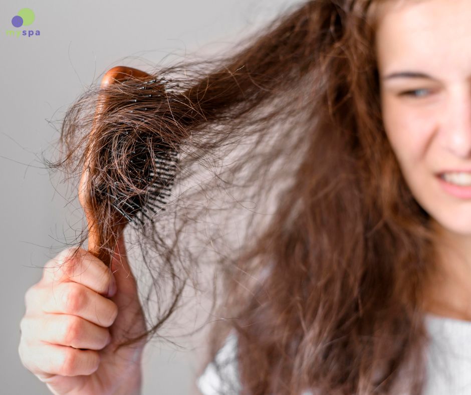 Kéo tóc quá mạnh khi chải gây rụng tóc và tổn thương da đầu