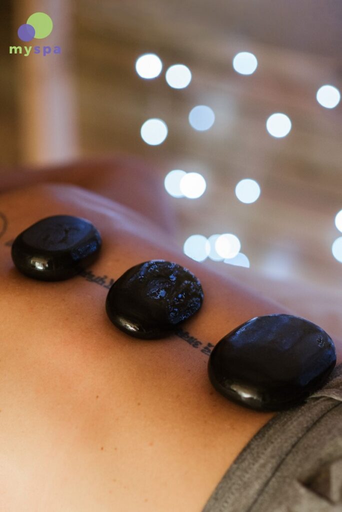 Phương pháp massage đá nóng truyền thống