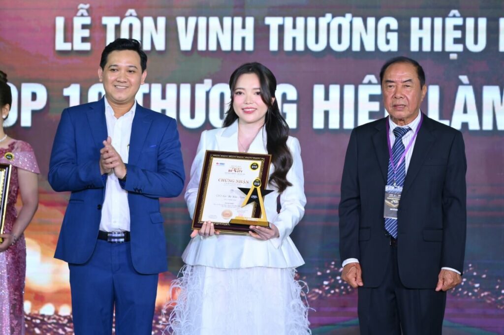 CEO Ngân nhận giải top 10 thương hiệu vàng làm đẹp Việt Hàn