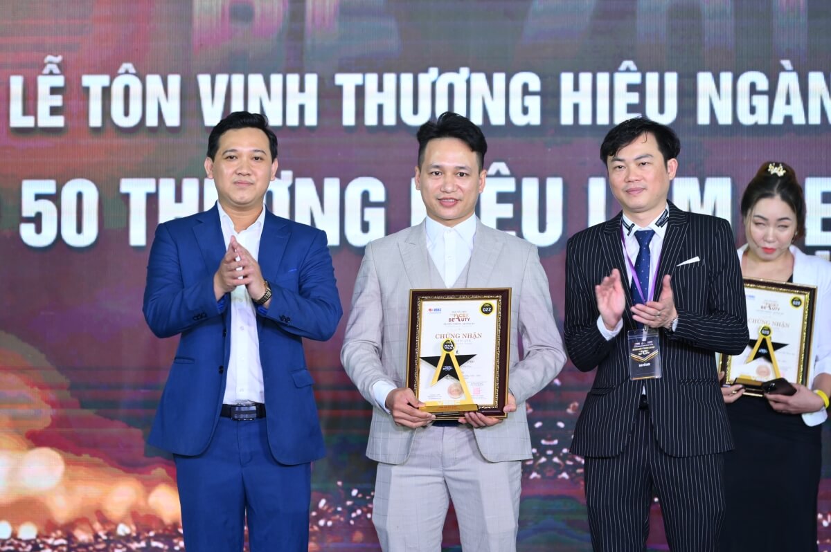 Dr. Bùi Đạo nhận giải TOP 50 thương hiệu vàng làm đẹp