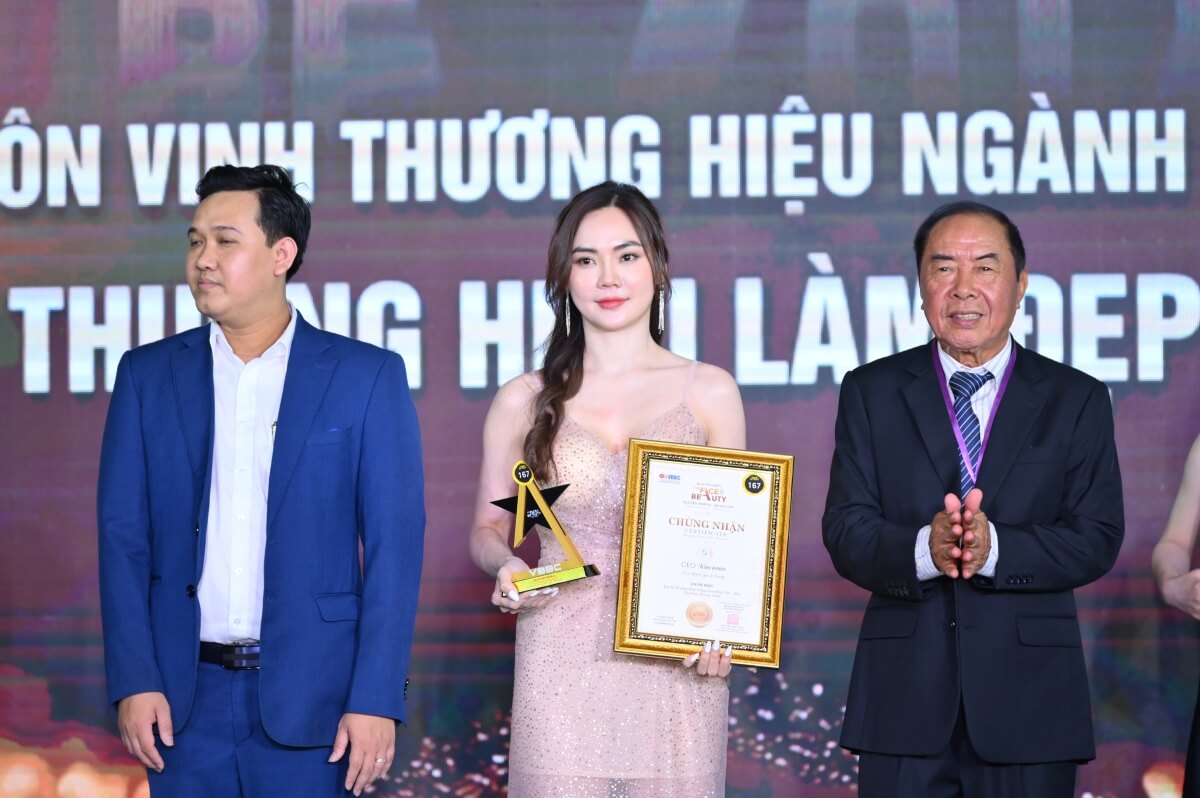 CEO Kim NaNa nhận giải TOP 50 Thương Hiệu Vàng Làm Đẹp