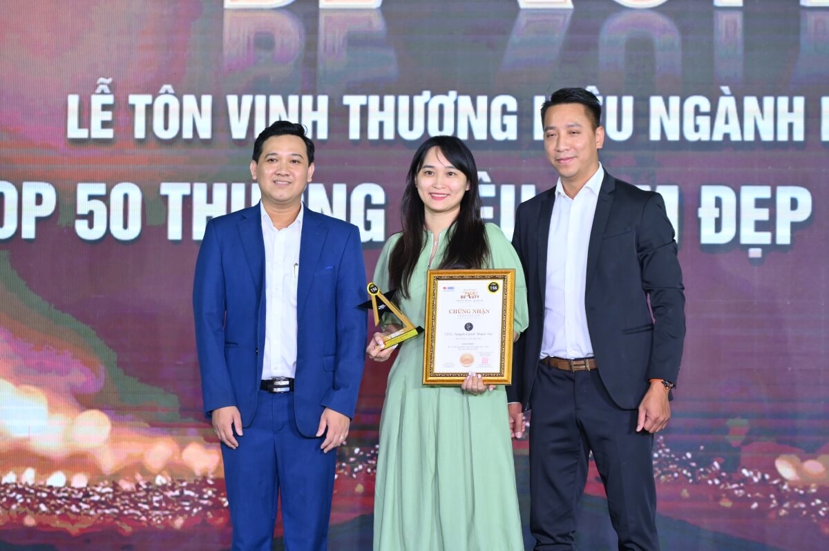 CEO Nguyễn Quách Truyền Gia nhận giải TOP  50 thương hiệu vàng làm đẹp