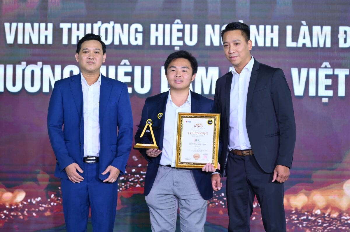 Mr. Trần Hồng Nhật nhận giải TOP 50 Thương Hiệu Vàng Làm Đẹp