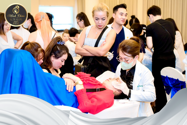 Chị Sa thực hiện liệu trình trẻ hóa da của Minh Châu Beauty tại hội thảo chuyên ngành 